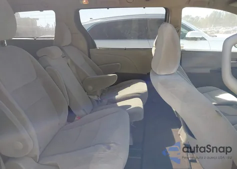 2016 Toyota Sienna Le 8 Passenger z USA, uszkodzony, nr VIN 5TDKK3DC0GS731995